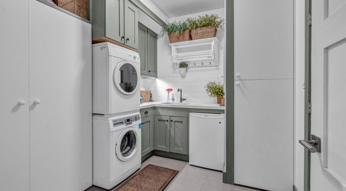 311 3755 W 8th Avenue (34)