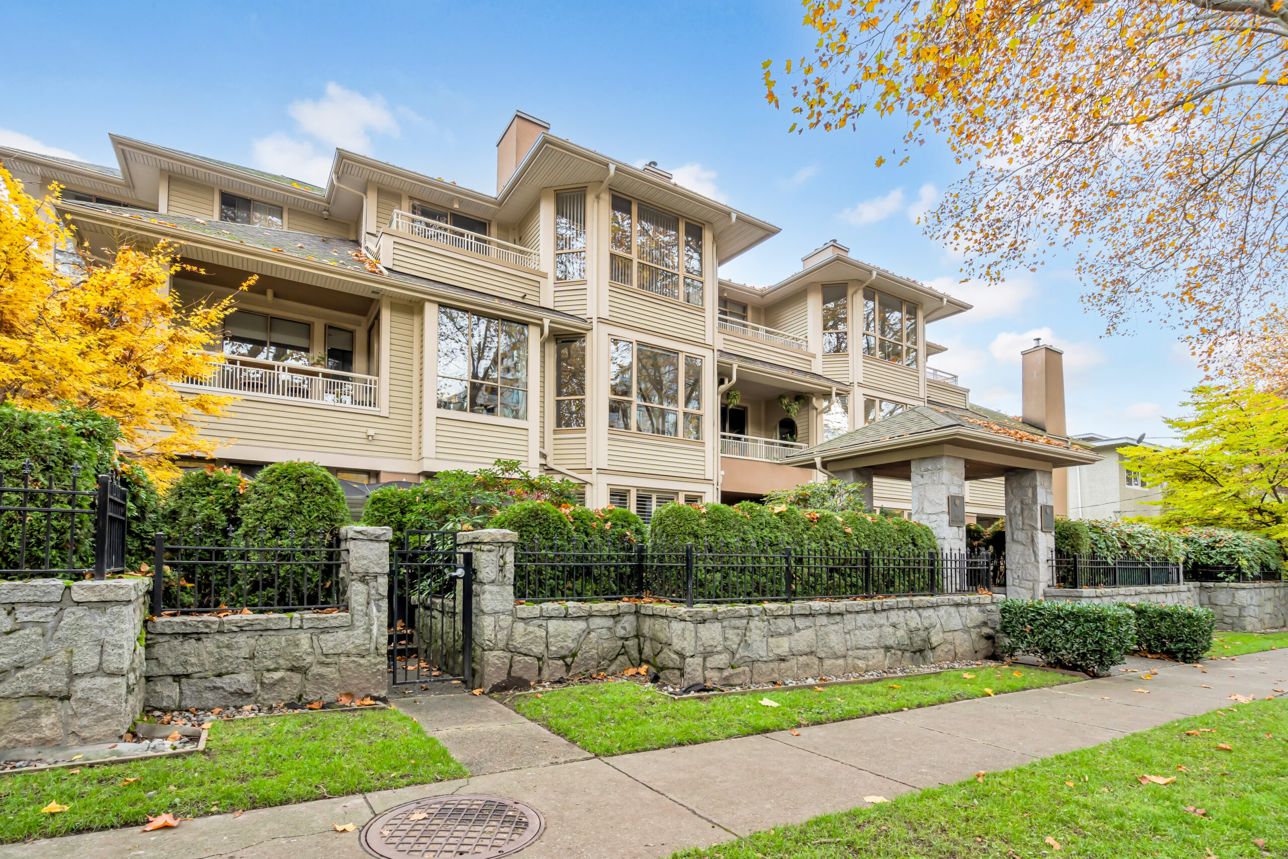 #309-3755 W 8th Avenue