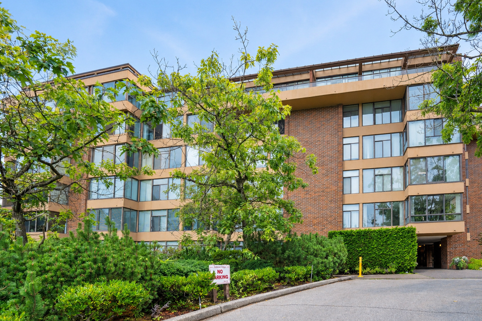 #513-2101 McMullen Avenue